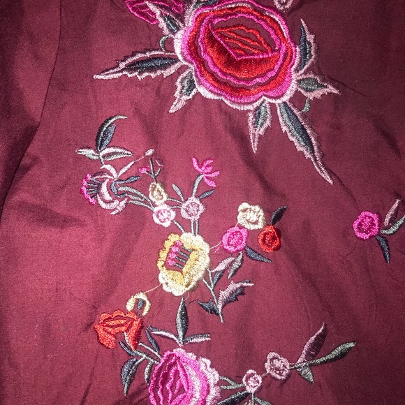 Button down shirt w/flower embroidered - Picture 2 of 3